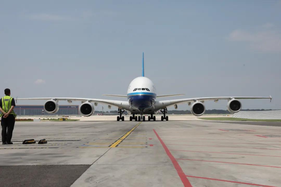 空客a380亮相大兴机场“兴快线”